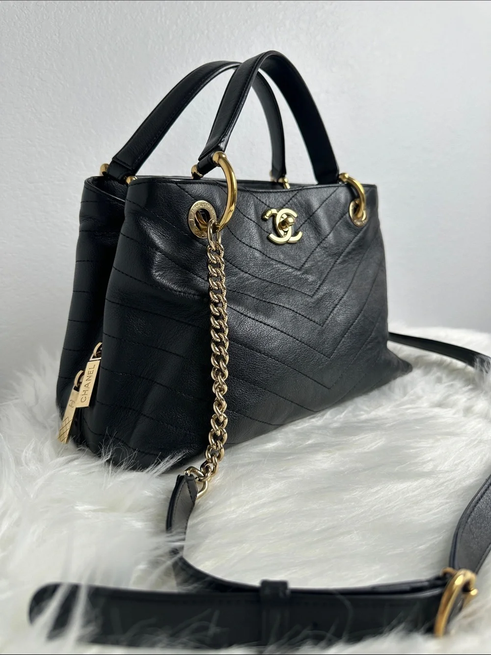 💯Authentic Chanel Chevron Quilted Shoulder Bag – Black Leather & Gold Hardware🍀